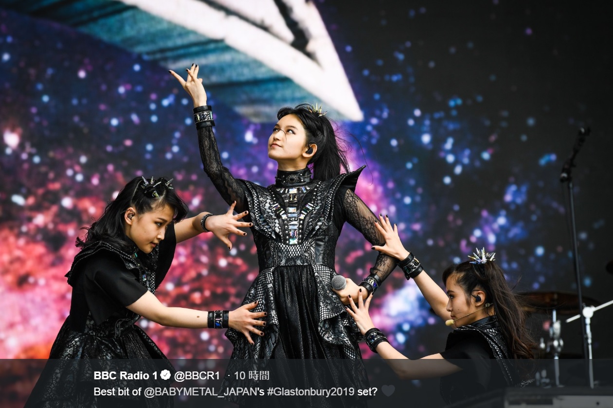 鞘師里保、SU-METAL、MOAMETAL（画像は『BBC Radio 1　2019年7月1日付Twitter「Best bit of ＠BABYMETAL_JAPAN’s ＃Glastonbury2019 set?」』のスクリーンショット）