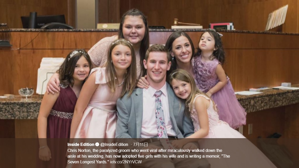 5人の女の子を養子に迎えた夫妻（画像は『Inside Edition　2019年7月11日付Twitter「Chris Norton, the paralyzed groom who went viral after miraculously walked down the aisle at his wedding, has now adopted five girls with his wife and is writing a memoir, “The Seven Longest Yards.”」』のスクリーンショット）