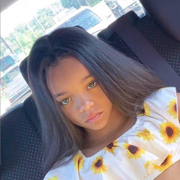 リアーナに激似のアラーちゃん（画像は『badgalriri　2019年7月23日付Instagram「almost drop my phone.」』のスクリーンショット）