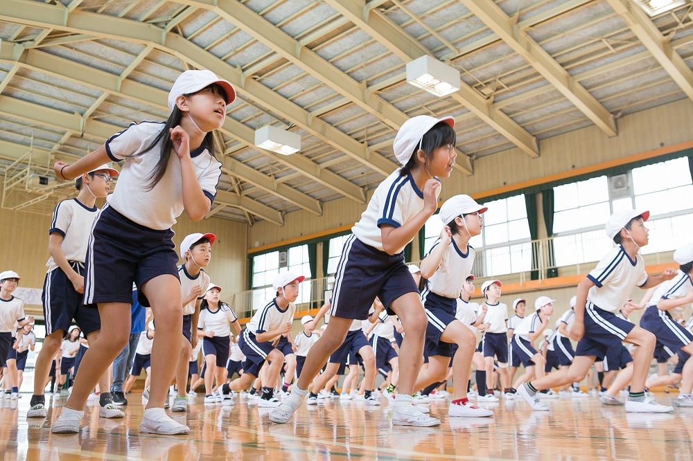 「足が速くなるダンス」に一生懸命取り組む子供たち