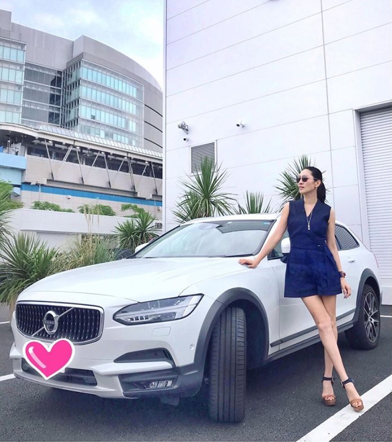 「VOLVOで、初夏の豊洲を満喫致しました」とアンミカ（画像は『Mika Ahn　2019年7月9日付Instagram「今日は、愛車のVOLVO V90 cross country T6 AWD summum で豊洲へ!!」』のスクリーンショット）