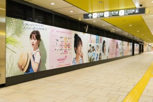 【テック磨けよ乙女！】表参道駅となんば駅を“旬メイク”が彩る　備え付けのカードを利用、自分の顔でシミュレーションも