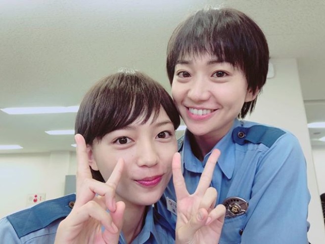 『教場』で生徒役の大島優子と川口春奈（画像は『Yuko Oshima　2019年7月7日付Instagram「七夕は残念ながら雨模様」』のスクリーンショット）