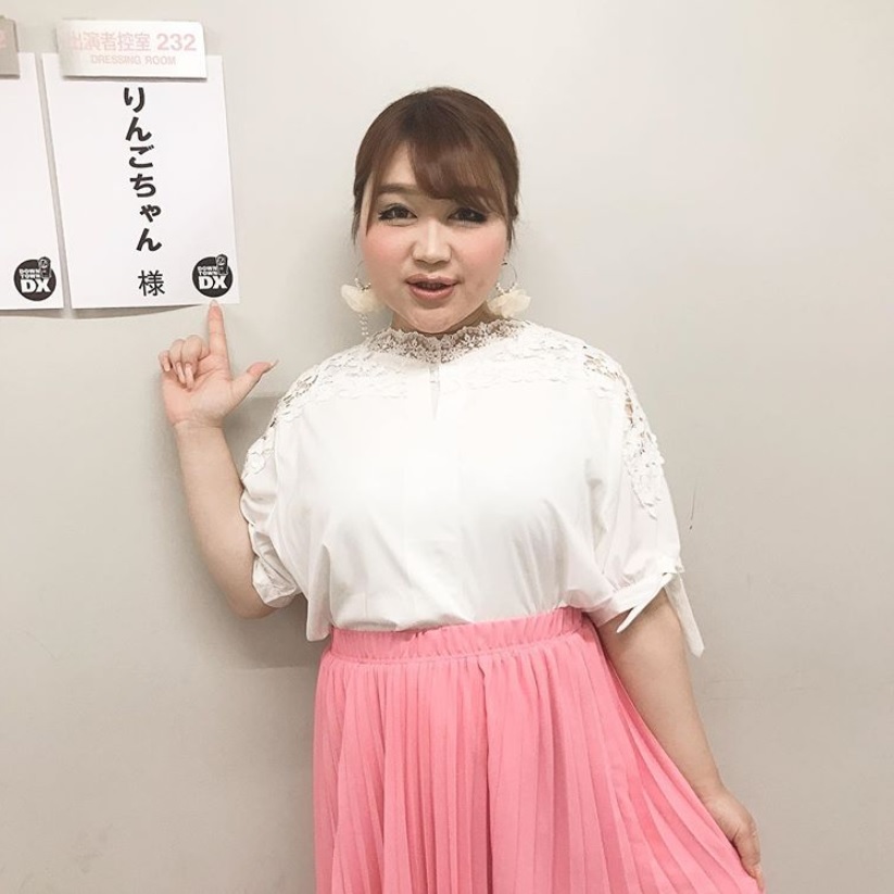 楽屋前でのりんごちゃん（画像は『りんごちゃん　2019年7月25日付Instagram「ダウンタウンDX モノマネ芸人スペシャル」』のスクリーンショット）