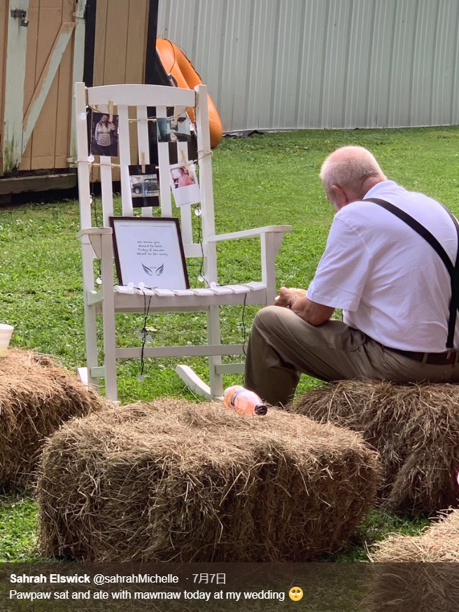 亡き妻を想いながら食事をする男性（画像は『Sahrah Elswick　2019年7月7日付Twitter「Pawpaw sat and ate with mawmaw today at my wedding」』のスクリーンショット）