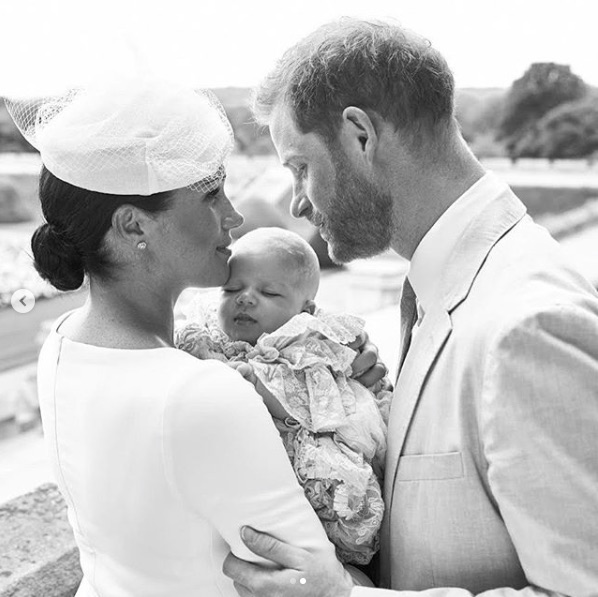 アーチーくんにナニーが見つかり夫妻も一安心？（画像は『The Duke and Duchess of Sussex　2019年7月6日付Instagram「This morning, The Duke and Duchess of Sussex’s son, Archie Harrison Mountbatten-Windsor was christened in the Private Chapel at Windsor Castle at an intimate service officiated by the Archbishop of Canterbury, Justin Welby.」』のスクリーンショット）