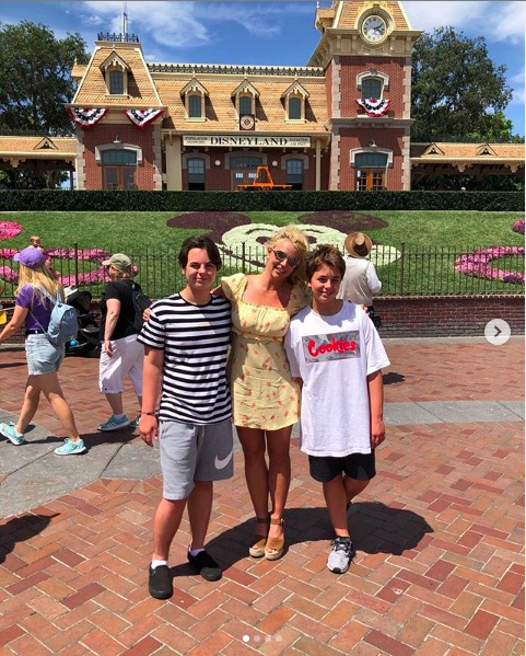 息子2人の肩を組んでご機嫌のブリトニー（画像は『Britney Spears　2019年8月4日付Instagram「Great time at Disneyland today ....」』のスクリーンショット）