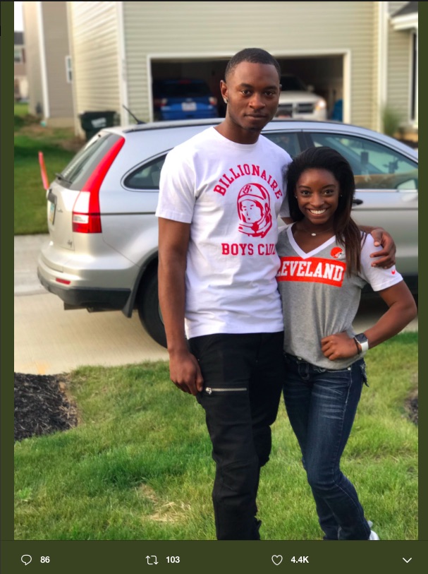 兄テヴィン・バイルズ＝トーマスとシモーネ・バイルズ選手（画像は『Simone Biles　2017年9月10日付Twitter「my brother tevin |  everyone says we look like twins but we don’t see it」』のスクリーンショット）