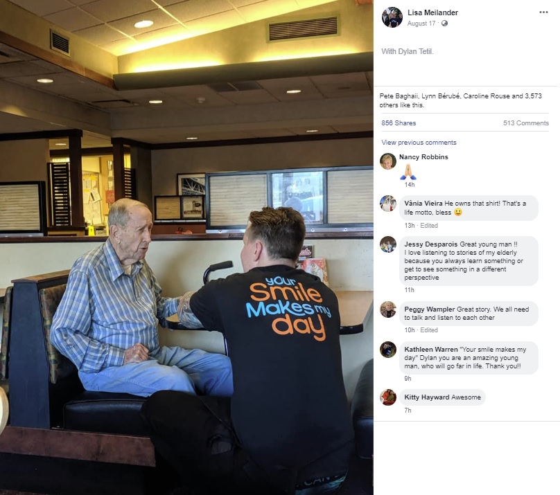 91歳男性の話をひざまずいて聞くウエイター（画像は『Lisa Meilander　2019年8月17日付Facebook「The elderly gentleman was seated in the booth directly across from my family as we ate dinner Saturday night at Eat’n Park in Belle Vernon.」』のスクリーンショット）