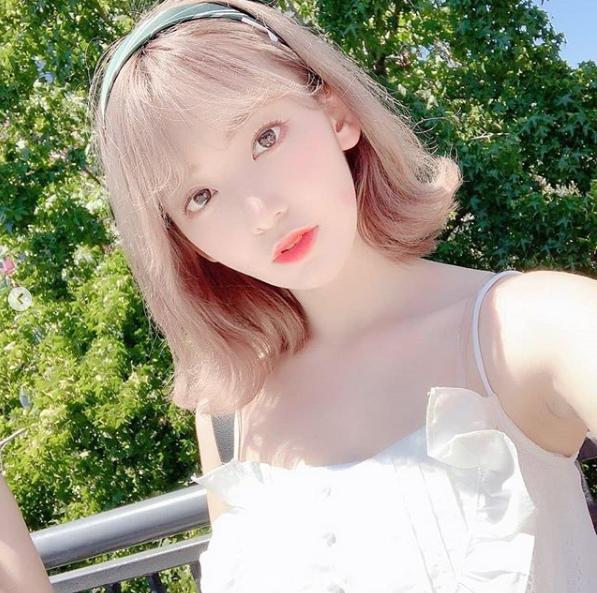 LAを満喫する宮脇咲良（画像は『official_izone　2019年8月18日付Instagram「SUMMER.LA」』のスクリーンショット）