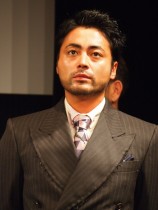 【エンタがビタミン♪】山田孝之、父親＆姉との家族ショットに「綺麗な鼻筋がそっくり」の声