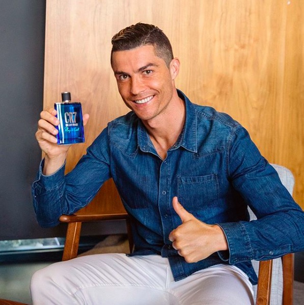 ロナウドのコミカルな演技にも注目！（画像は『Cristiano Ronaldo　2019年9月6日付Instagram「Find out how my day went from bad to good at cristianoronaldo.com/＃playitcool with my new CR7 Play it Cool Fragance and stay tuned on ＠cr7cristianoronaldo」』のスクリーンショット）