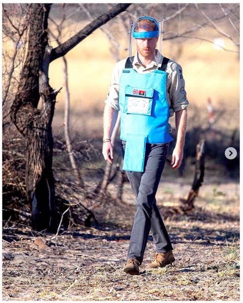 重装備で地雷跡地を歩くヘンリー王子（画像は『The Duke and Duchess of Sussex　2019年9月27日付Instagram「Following in the footsteps of his mother, Princess Diana, this morning The Duke of Sussex visited a de-mining site in Dirico, Angola, to raise awareness of the danger and prevalence of landmines that still exists today.」』のスクリーンショット）