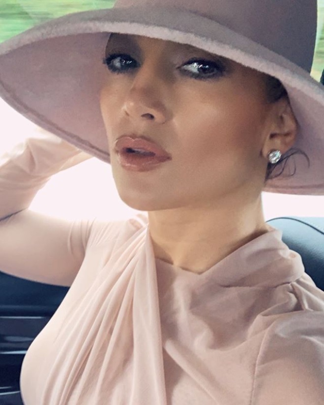 あのドレス姿を再び見せてくれたジェニファー・ロペス（画像は『Jennifer Lopez　2019年9月19日付Instagram「Blushing」』のスクリーンショット）