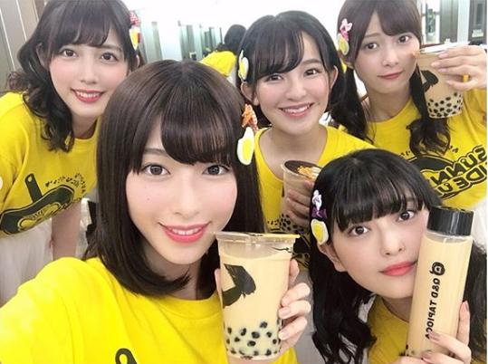 BKなつ祭りでライブを行ったサニーサイドアップ（画像は『松田るか Ruka Matsuda　2019年8月4日付Instagram「NHK総合 よるドラ『だから私は推しました』作中のアイドル サニーサイドアップが、作品を飛び出しBKなつ祭りにてライブをしてきました！」』のスクリーンショット）