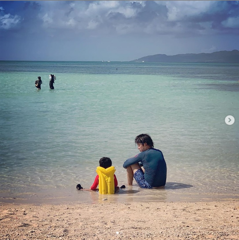 3歳男の子の父親でもある宮崎謙介氏（画像は『宮崎謙介　2019年8月28日付Instagram「海を眺めながら親子の会話。」』のスクリーンショット）