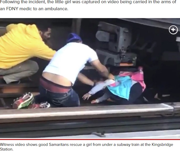 電車の下から救助される少女（画像は『New York Post　2019年9月23日付「Dramatic video shows bystanders rescuing girl after dad’s subway suicide」』のスクリーンショット）