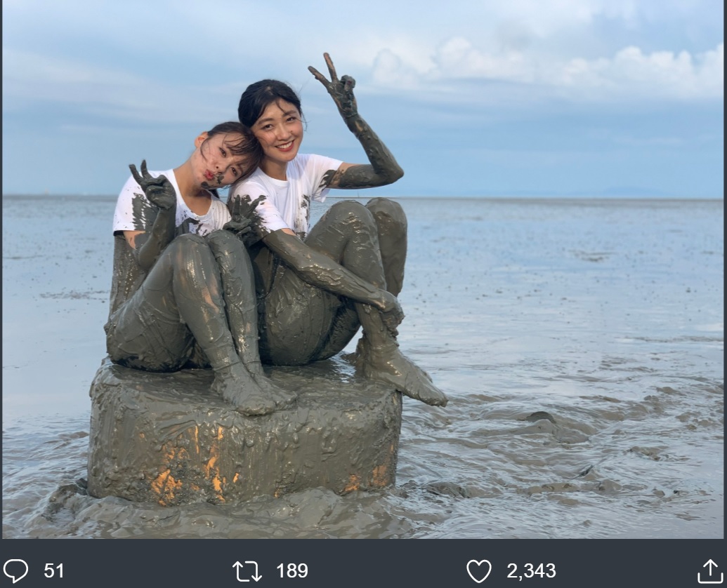 泥まみれの山田菜々と熊井友理奈（画像は『山田菜々　2019年9月13日付Twitter「明日は王様のブランチです」』のスクリーンショット）