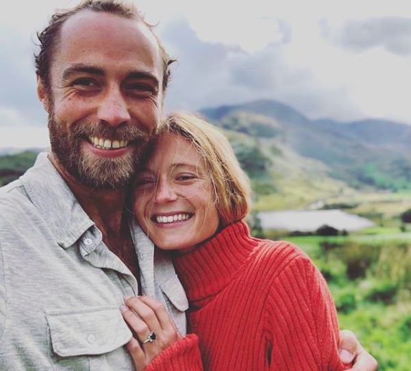 インスタで婚約発表したジェームズさんとアリジーさん（画像は『James Middleton　2019年10月6日付Instagram「She said OUI」』のスクリーンショット）