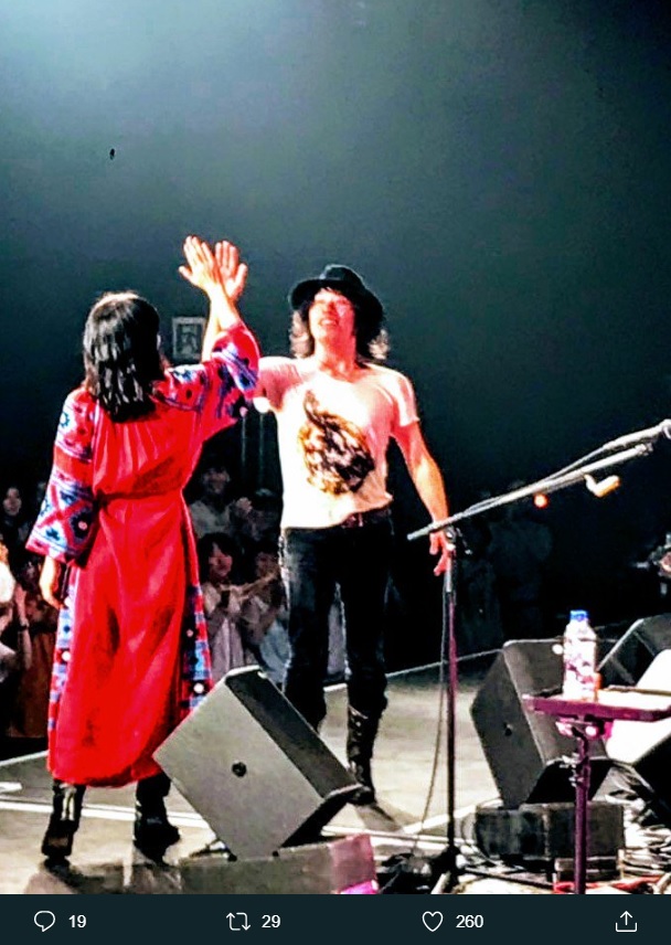 ライブでハイタッチするKUMIとNAOKI（画像は『NAOKI PSYCHEDELICO　2019年9月25日付Twitter「昨夜東京公演初日、素敵な時間をありがとうございました。」』のスクリーンショット）