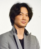 【エンタがビタミン♪】綾野剛がとびっきりの笑顔　大勢の芸人に囲まれて「皆さま鬼素敵」