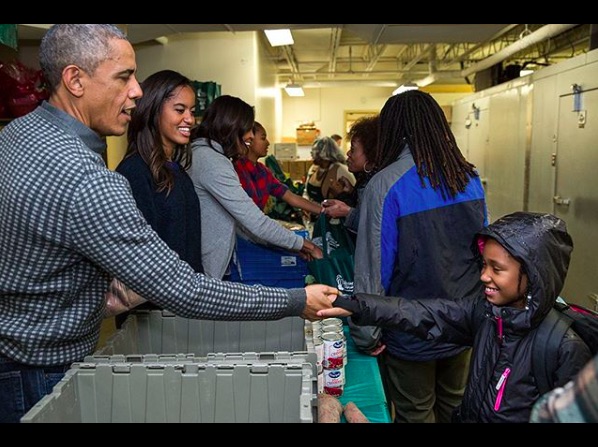 ボランティア活動に励むオバマ一家（画像は『Barack Obama　2019年11月28日付Instagram「Today, we give thanks for our blessings, give back to those around us, and enjoy some time」』のスクリーンショット）