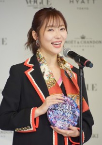 喜びのスピーチをする指原莉乃