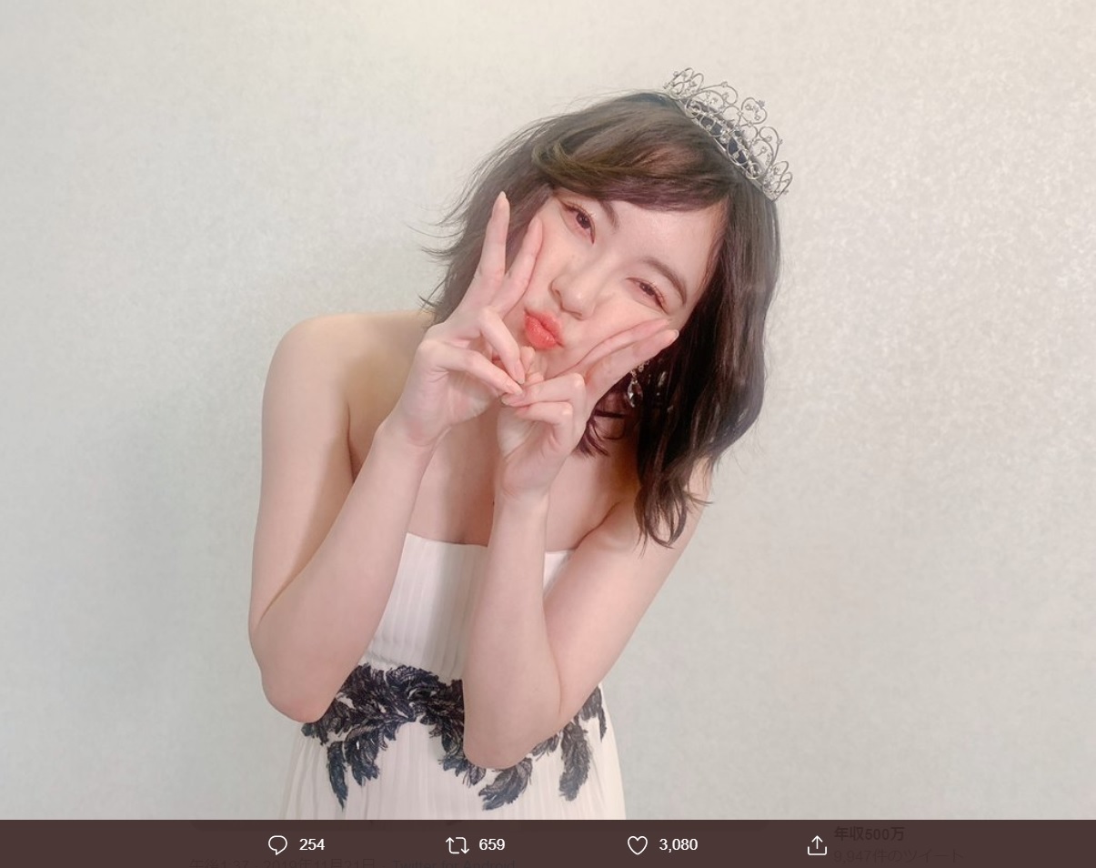 復帰した喜びから変顔を披露する松井珠理奈（画像は『松井珠理奈（ハリウッドJURINA）　2019年11月21日付Twitter「今日無事に名古屋でお仕事復帰できました」』のスクリーンショット）