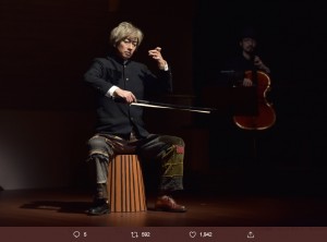 舞台で演じる小林賢太郎（画像は『小林賢太郎のしごと【公式】　2019年11月15日付Twitter「【舞台】11/16（土）10時～　チケット発売 小林賢太郎演劇作品『うるう』」』のスクリーンショット）