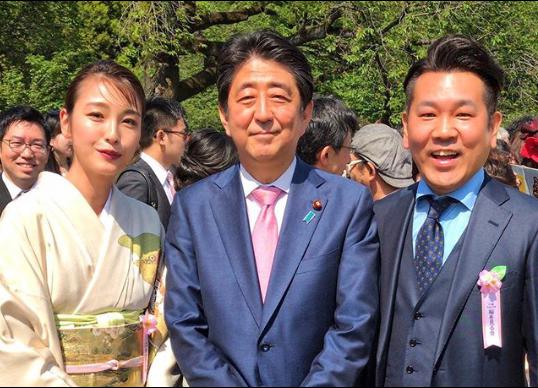 木下優樹菜、安倍晋三首相、藤本敏史、2018年「桜を見る会」にて（画像は『首相官邸　2018年4月21日付Instagram「＃桜を見る会 ＃桜の木を見る会」』のスクリーンショット）