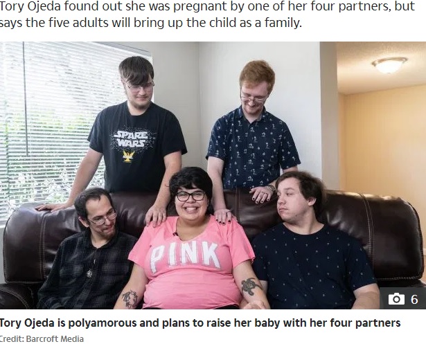 4人の恋人を持ち、うち3人と同居する女性（画像は『The Sun　2019年12月6日付「WHO’S THE DADDY? Polyamorous woman, 20, falls pregnant by one of her FOUR partners – and they’re going to raise the baby」（Credit: Barcroft Media）』のスクリーンショット）