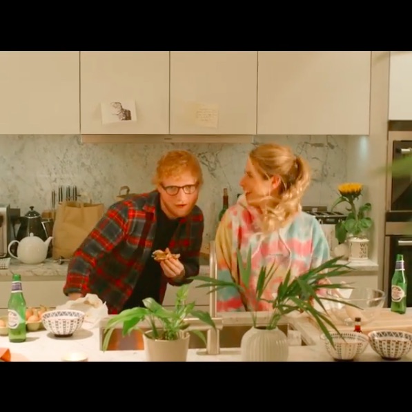 MVでコラボしたエド＆チェリーさん（画像は『Ed Sheeran　2019年12月22日付Instagram「This is the final video from my no.6 collaborations project, it’s for Put It All On Me feat ＠ellamai, enjoy x（link in bio）」』のスクリーンショット）