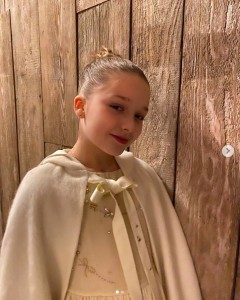 ハーパーちゃんに「大人っぽく見える」の声も（画像は『Victoria Beckham　2019年12月22日付Instagram「Harper Seven looked so beautiful last night kisses」』のスクリーンショット）