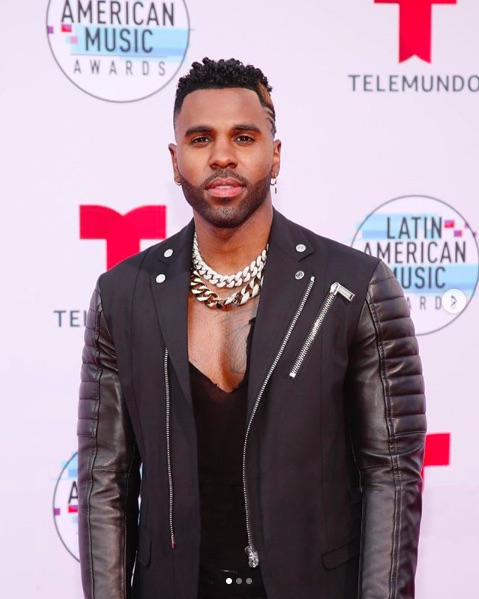 写真を削除されご立腹のジェイソン・デルーロ（画像は『Jason Derulo　2019年10月19日付Instagram「Carpet」』のスクリーンショット）