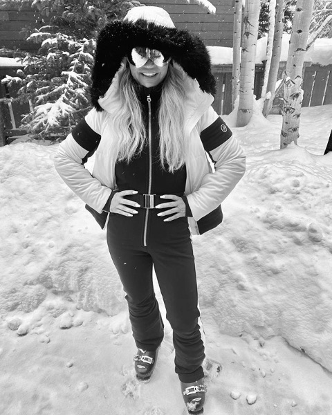 スリムなジェシカに「ここまで絞るとはお見事！」（画像は『Jessica Simpson　2019年12月29日付Instagram「Skiing with the kiddos today.」』のスクリーンショット）