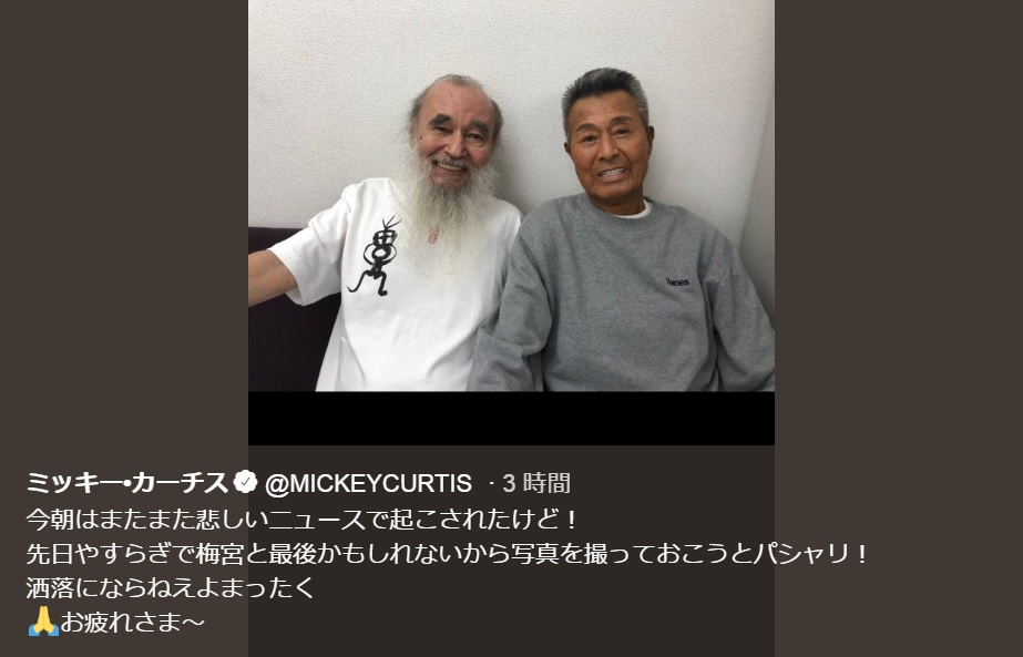 ドラマで共演したミッキー・カーチスと記念写真に納まる梅宮辰夫さん（画像は『ミッキー・カーチス　2019年12月12日付Twitter「今朝はまたまた悲しいニュースで起こされたけど！」』のスクリーンショット）