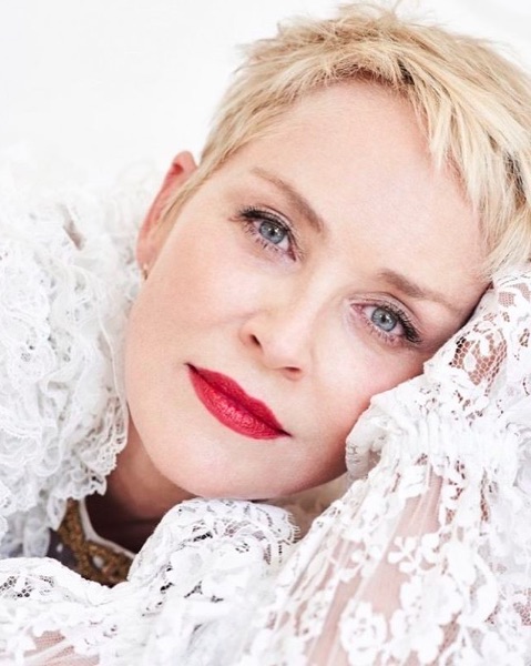 出会い系アプリに登録も怪しまれてしまったシャロン・ストーン（画像は『Sharon Stone　2019年11月25日付Instagram「＃MondayMotivation “It’s my experience that you really can’t lose when you try truth.”」』のスクリーンショット）