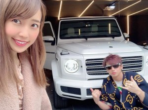 新車の前で川崎希とアレク（画像は『ALEXANDER（アレクサンダー）　2019年12月21日付Instagram「来たぜ!!」』のスクリーンショット）