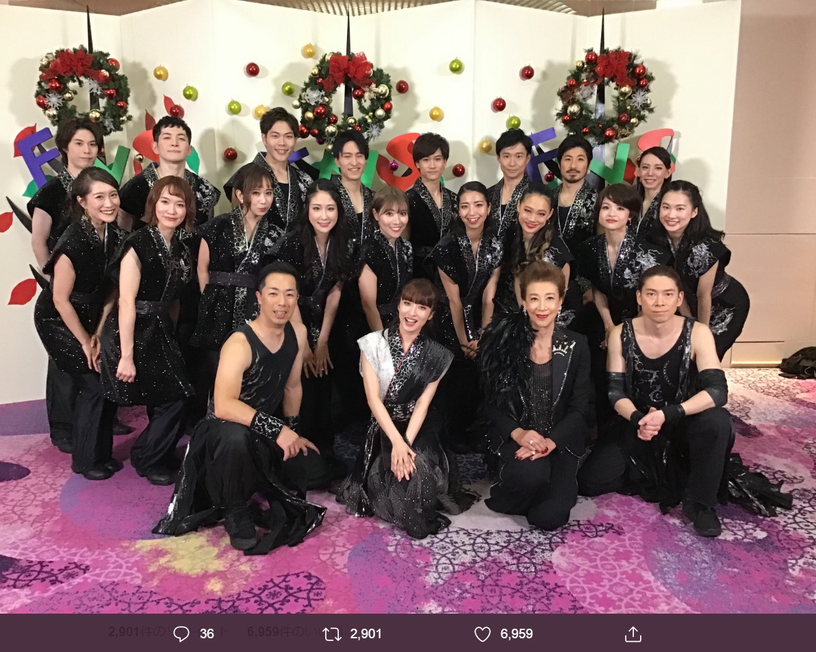 アンサンブルキャストの皆さんと梅田彩佳、前田美波里（画像は『2019 FNS歌謡祭【公式】　2019年12月4日付Twitter「Endless SHOCKの皆さんありがとうございました!!!」』のスクリーンショット）