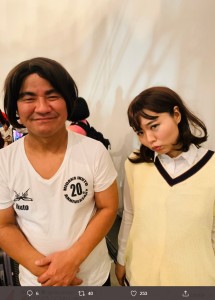 チャンス大城と小出真保（画像は『小出真保　2019年12月15日付Twitter「今回の細かすぎて。大好きなアニメ世界名作劇場 いつかフルートを奏でて 下に落ちたいと思ってたので 願望が叶いました。」』のスクリーンショット）