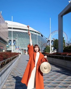 『有吉の壁 13』でアシスタントを務める佐藤栞里（画像は『佐藤栞里　2019年12月12日付Instagram「有吉の壁！13ですよーーー!!」』のスクリーンショット）