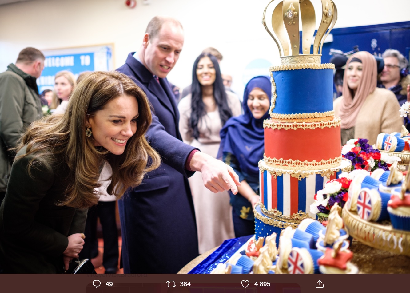 自身の幼少期の写真を、シャーロット王女のものと見間違えるウィリアム王子（画像は『Kensington Palace　2020年1月15日付Twitter「At the Khidmat Centre - who help the most vulnerable members of the community from minority ethnic backgrounds」』のスクリーンショット）