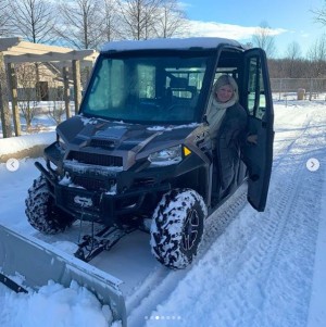 【イタすぎるセレブ達】マーサ・スチュワート78歳、マイ除雪車で広大な自宅ファームを除雪　「我ながらお見事」