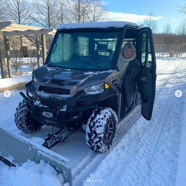 マイ除雪車を自ら運転するマーサ・スチュワート（画像は『Martha Stewart　2020年1月19日付Instagram「After a beautiful but cold snowstorm my farm was covered with four to six inches of moderately heavy snow」』のスクリーンショット）