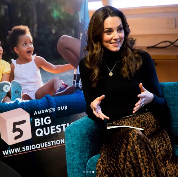 いつもより「攻めてるコーデ」のキャサリン妃（画像は『Kensington Palace　2020年1月22日付Instagram「In Cardiff The Duchess of Cambridge joined a baby sensory class at the Ely and Caerau Children’s Centre to hear about the support that parents and staff receive, and to talk about the ＃5BigQuestions on the Under 5s Survey.」』のスクリーンショット）