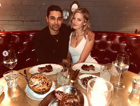 ウィルマー・バルデラマと婚約者のアマンダ・パチェコさん（画像は『Wilmer Valderrama　2019年9月27日付Instagram「＃FBF to last week when this lady of mine flew to Georgia to surprise me while I was on location shooting a movie and took me to ＃DateNight in ＃ATL..」』のスクリーンショット）