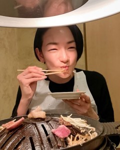 ジンギスカンを堪能する冨永愛（画像は『冨永愛　2020年1月1日付Instagram「今年一発目の＃食いしん坊シリーズ」』のスクリーンショット）