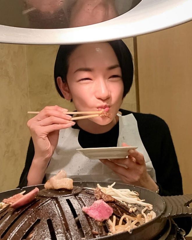 ジンギスカンを堪能する冨永愛（画像は『冨永愛　2020年1月1日付Instagram「今年一発目の＃食いしん坊シリーズ」』のスクリーンショット）