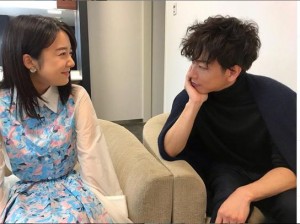 上白石萌音と佐藤健（画像は『【公式】火曜ドラマ「恋はつづくよどこまでも」　2020年1月14日付Instagram「今日は ＃恋つづ 第1話放送！」』のスクリーンショット）