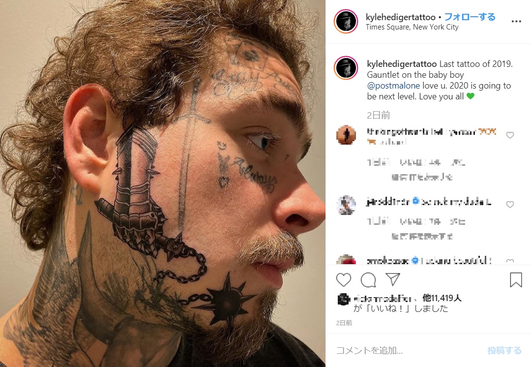 タトゥー施術後のポスト・マローン（画像は『Kyle Hediger　2019年12月31日付Instagram「Last tattoo of 2019. Gauntlet on the baby boy ＠postmalone love u.」』のスクリーンショット）